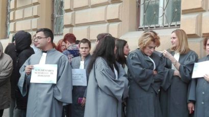 Protestul grefierilor continuă