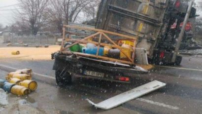 VIDEO: TIR răsturant peste o autilitară plină cu butelii, ieri, în județul Constanța