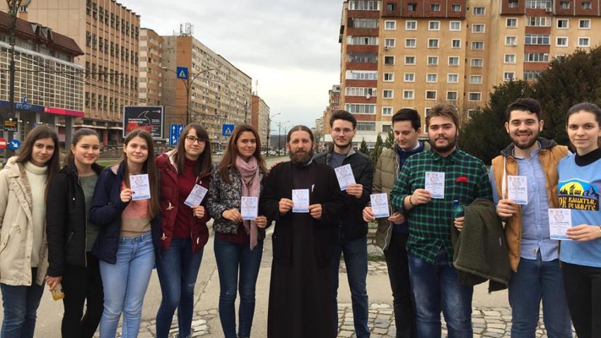 [FOTO] Tinerii de la ATOR vă aşteaptă cu flori