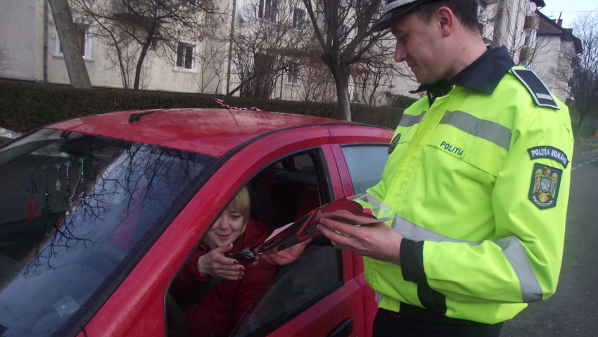 Poliţiştii din Băile Herculane au fost la… femei, în ziua de 8 Martie!