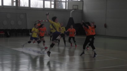 Dorinţa şi inconstanţa – echilibrul jocului între fetele din Diniaş şi Herculane, la handbal – junioare III!