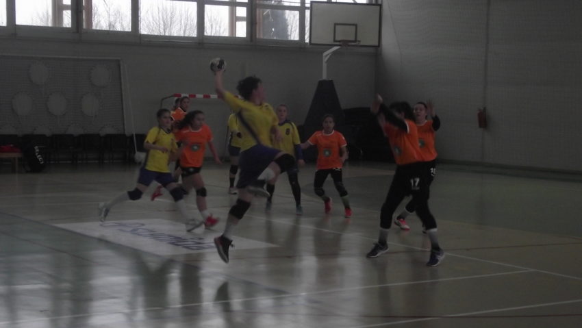 Dorinţa şi inconstanţa – echilibrul jocului între fetele din Diniaş şi Herculane, la handbal – junioare III!