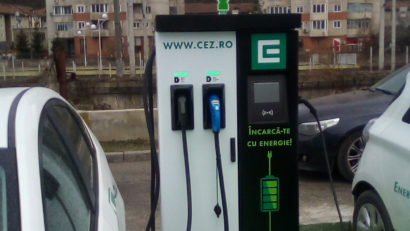 [FOTO] Premieră ecologică la Reşiţa: Prima staţie electrică de încărcare auto a fost inaugurată în municipiu