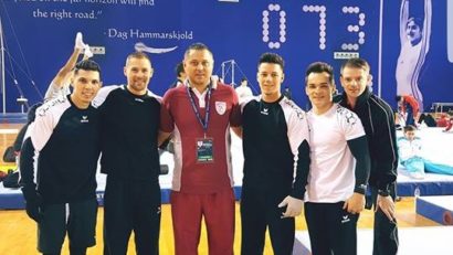 [EXCLUSIV-FOTO] Gimnaștii români prezenți la Cupa Mondială de la Doha sunt susținuți de reșițeanul Răzvan Şelariu, care antrenează naționala Qatarului!