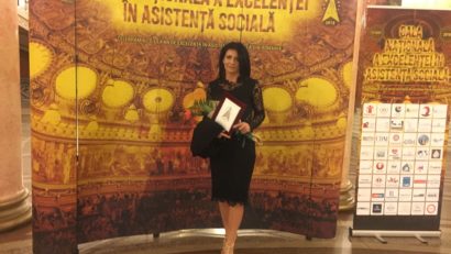 [FOTO] Laura Sgaverdea a primit Distincția de Excelență pentru susținerea campaniei C.N.A.S.R. în cadrul Galei Naționale a Excelenței în Asistență Socială pe anul 2017