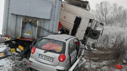 Accident teribil pe DN6 în această dimineață. Un TIR, un autoturism și un microbuz implicate