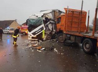 Accident grav pe DN 13, între un TIR și un camion, în această dimineață