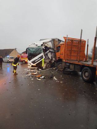 Accident grav pe DN 13, între un TIR și un camion, în această dimineață