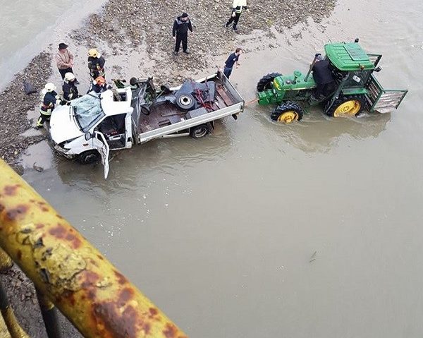 Un mort şi doi răniţi, după ce o camionetă a căzut de pe un pod, în această dimineață