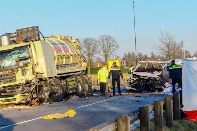 Cinci români au murit ieri în Olanda după ce un microbuz s-a ciocnit cu un camion