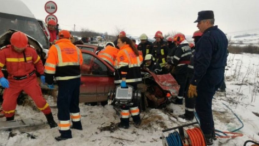 Galerie Foto: Accident grav între un microbuz și o mașină pe DE 581. O femeie a murit și două persoane sunt încarcerate