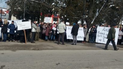 Arădenii au protestat faţă de gropile drumului spre Moneasa