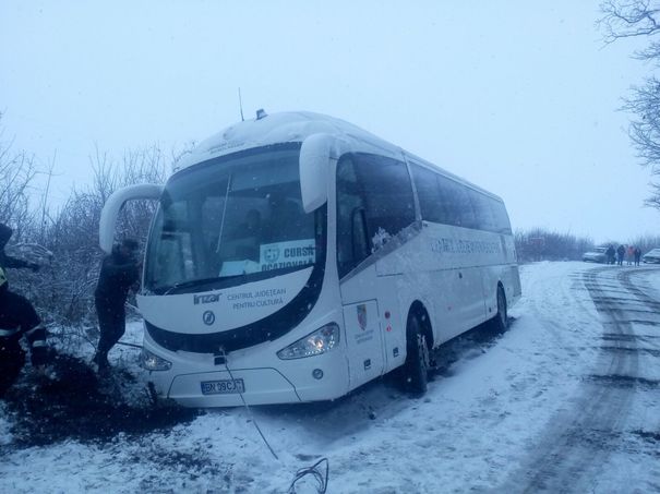 Accident din cauza VREMII.Un autocar cu peste 30 de copii a derapat în această dimineață