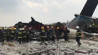 Un avion cu 71 de oameni la bord s-a prăbușit în Nepal și a luat foc la impact