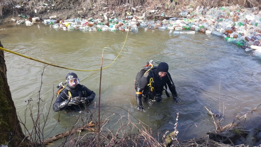 [FOTO] Bătrân înecat descoperit de câinele de serviciu al pompierilor hunedoreni