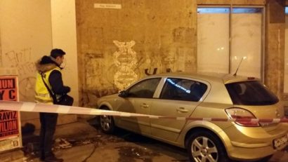 Un tânăr din Timișoara a căzut aseară de la etajul șase al unui bloc. O mașină i-a salvat viața