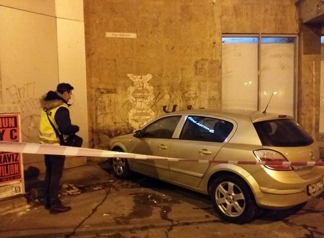 Un tânăr din Timișoara a căzut aseară de la etajul șase al unui bloc. O mașină i-a salvat viața