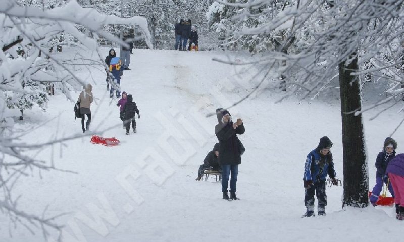 Schi, săniuş, bulgăreală şi plimbare în staţiunile montane din Caraş-Severin