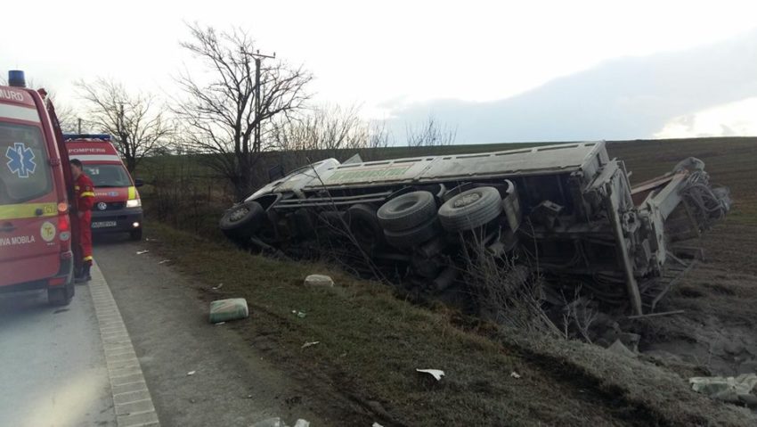 FOTO: TIR răsturnat ieri la Arad. Șoferul a rămas încarcerat și a fost transportat inconștient la spital