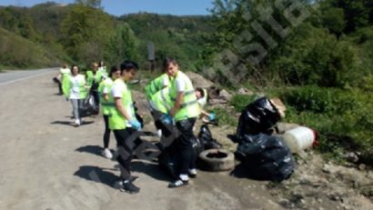 [FOTO] Primăria Reşiţa salubrizează intrările în oraş în cadrul unei ample campanii de ecologizare