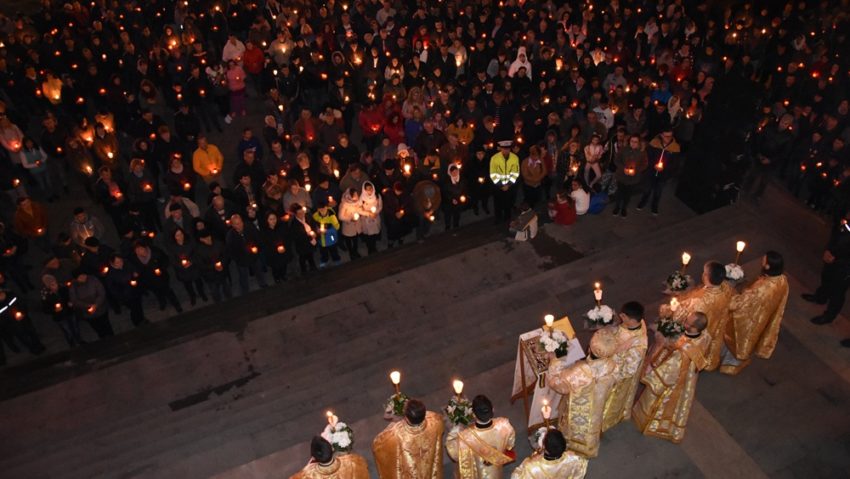 Lumina Sfântă a învierii, împărţiţă credincioşilor de Preasfinţitul Părinte Lucian la Caransebeş