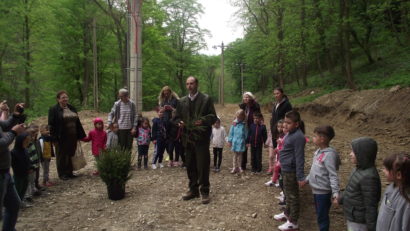 Elevii din Mehadia şi copiii din Băile Herculane, împreună la plantat puieţi, pe Valea Cernei!