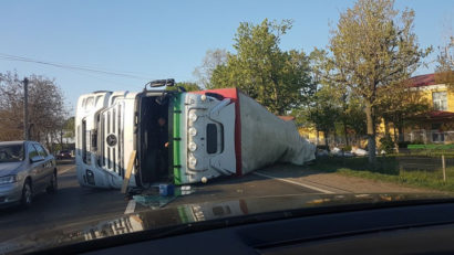 TIR răsturnat pe DN 25 în această dimineață