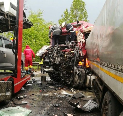 Accident teribil astăzi, între două TIR-uri, pe Valea Oltului. Galerie foto