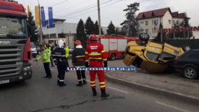 Un mort și patru răniți după un accident în care au fost implicate un TIR și două autoturisme, în această dimineață