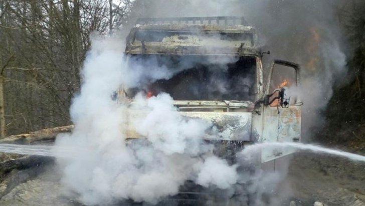 VIDEO: Un TIR încărcat cu 22 de tone de azotat de amoniu a luat foc în Pasul Tihuţa