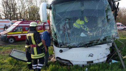 Accident teribil în această dimineață. Un mort și nouă răniți după ce un microbuz s-a ciocnit cu un autoturism