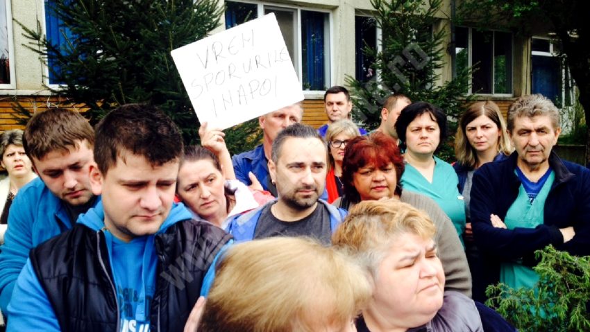 [VIDEO] Angajaţii Spitalului Judeţean din Reşiţa au protestat şi astăzi, nemulţumiţi de tăierea sporurilor salariale!