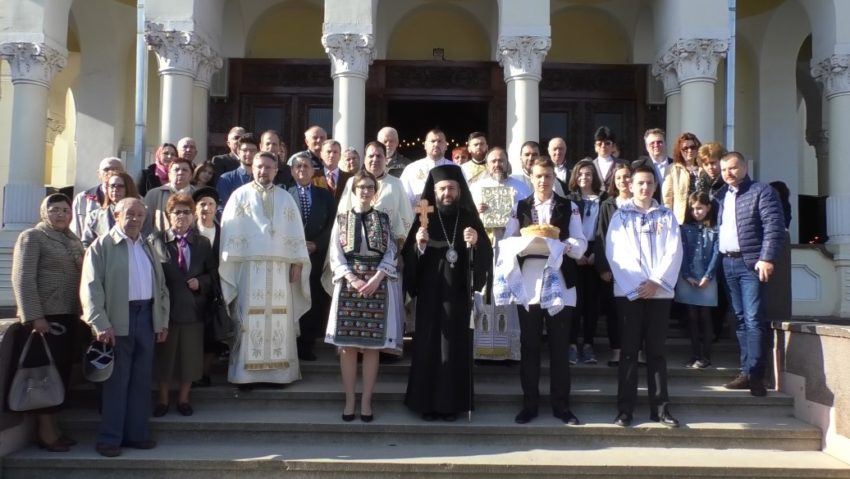 [FOTO] Episcopul Caransebeşului a vestit Învierea Domnului nostru Isus Hristos în mijlocul credincioşilor din Reşiţa