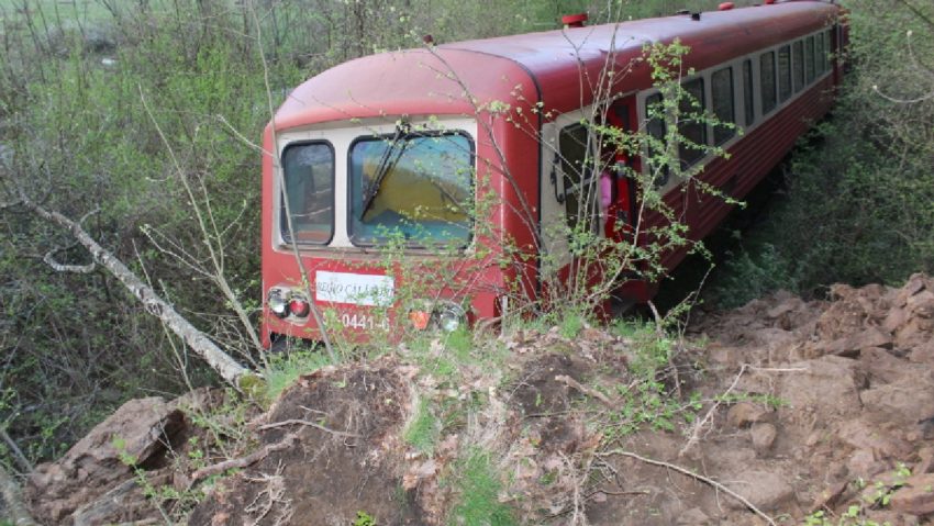 [FOTO-AUDIO] Un tren Regio Călători a deraiat în Caraş-Severin: Operatorul privat avea obligaţia să întreţină calea ferată