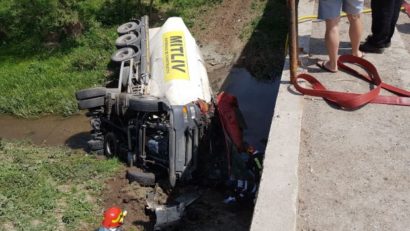 [FOTO] Un TIR încărcat cu ciment s-a răsturnat în judeţul Braşov. Șoferul a fost preluat de SMURD