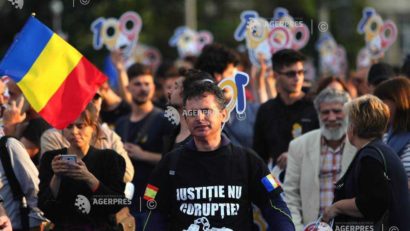 Mii de cetățeni protestează în Piaţa Victoriei din Bucureşti!