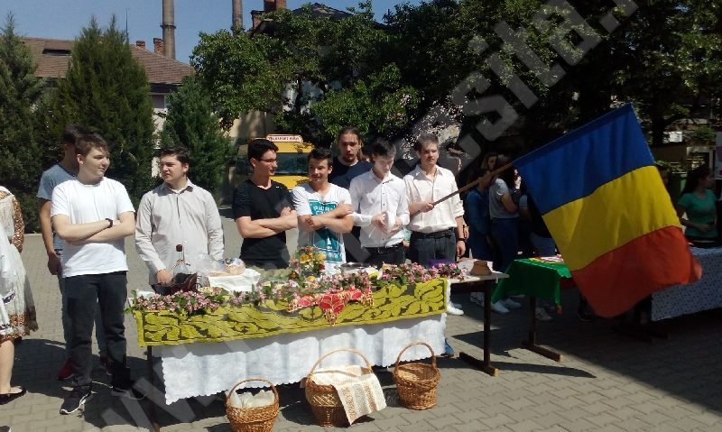 [FOTO] Unitate în diversitate la Reşiţa: Ziua Europei marcată cultural şi culinar la Colegiul Naţional „Diaconovici-Tietz”