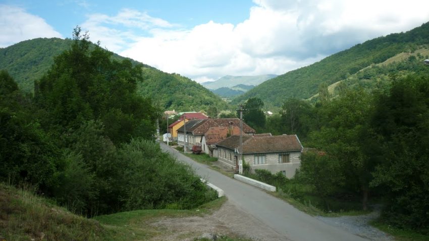 Cătunele Cornerevei se apropie de modernitate, pe drumuri asfaltate!