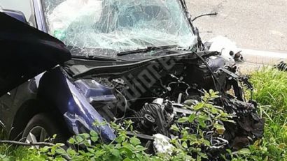 [FOTO] Grav accident rutier la km 8: Un autoturism Mazda s-a făcut… praf