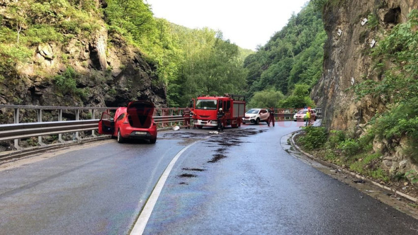 Accident cu trei răniţi în Defileul Jiului