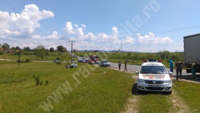 [FOTO] Accident cu două victime la intrarea în Berzovia