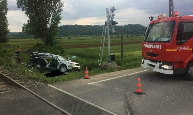 Accident teribil. Patru tinere au decedat și o alta este grav rănită după ce mașina în care se aflau a fost lovită de tren