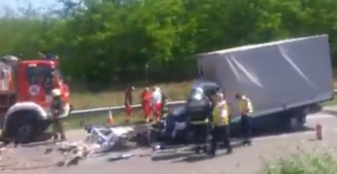 VIDEO – Un nou accident mortal în Ungaria. Șofer român mort după ce a intrat cu camioneta într-un TIR