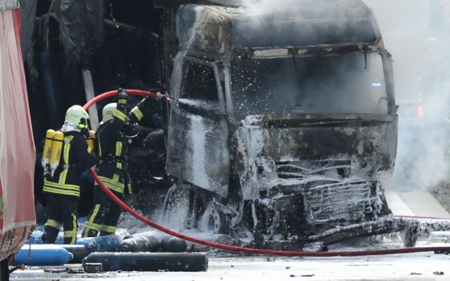 Un camion plin cu cherestea a luat foc aseară pe DN13 A