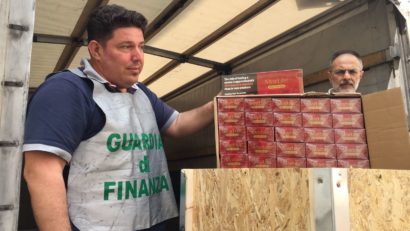 Șofer român de TIR arestat în Italia. Transporta o tonă de țigări de contrabandă