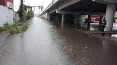 [FOTO] Ploile căzute în ultimele ore în vestul şi sud-vestul ţării fac ravagii