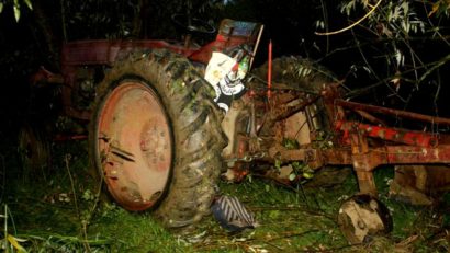 Un mort și patru răniți după ce un tractor s-a răsturnat, azi noapte