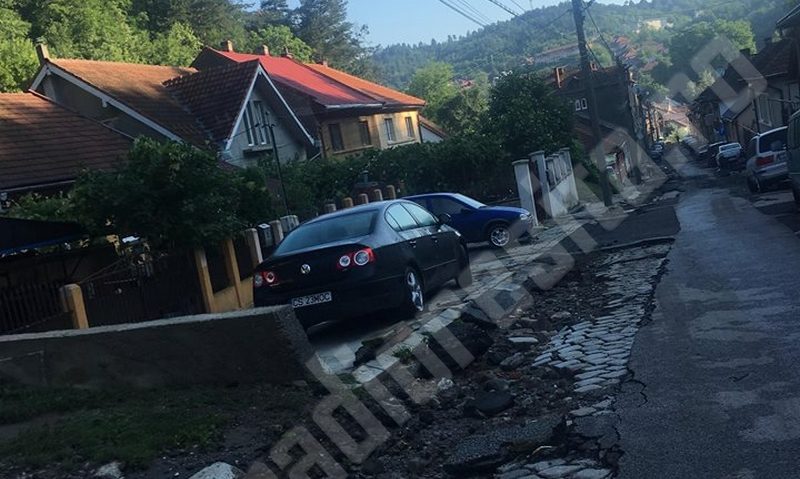 [FOTO] Răni lăsate de ploaie pe străzile Reşiţei