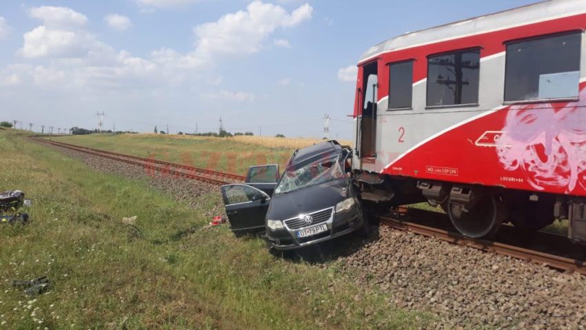 Accident feroviar astăzi. O maşină a fost lovită de tren la o trecere fără bariere