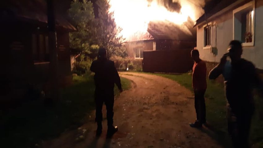 [FOTO] Arde, arde! s-a strigat în puterea nopţii, la Văliug